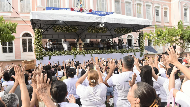Emoção dos fiéis diante da Imagem Peregrina de Nossa Senhora de Nazaré na Missa da Trasladação